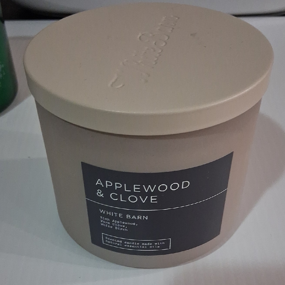 White Barn Applewood & Clove Candle - Beige
